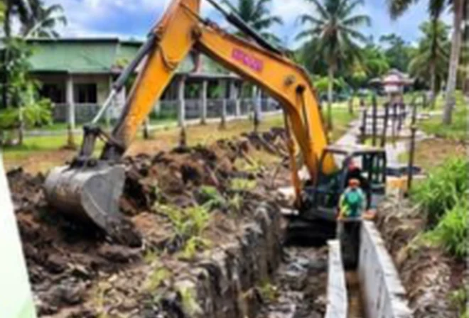 Dokumentasi visual Kerja menggali dan membersih parit